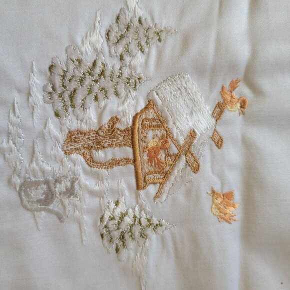 Embroidered Winter Scene Table Runner 39" x 14" Cotton Fabric With Scalloped Edg - Picture 2 of 7